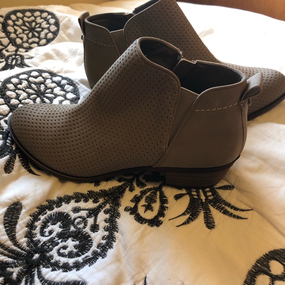 Treasure Bond NWOT Taupe Booties Size 5